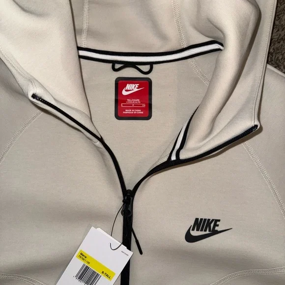 Nike Tech Fleece - Picture 3 of 3